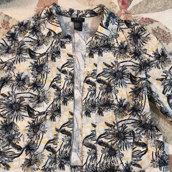 Ladies blouse/jacket  - Picture 1 of 6